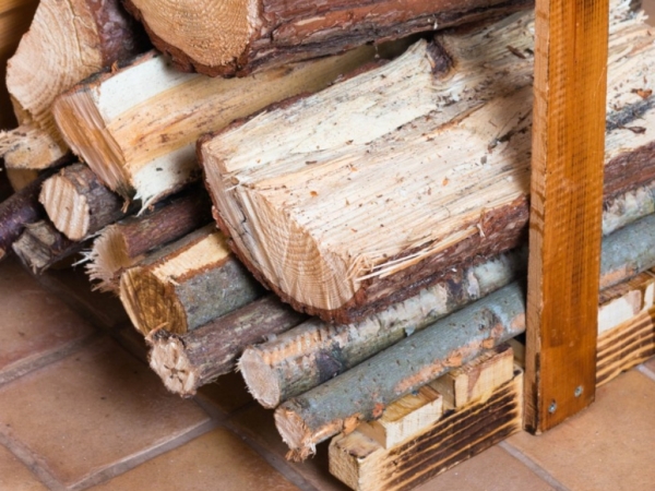 Comprendre les outils nécessaires pour la découpe et le stockage du bois